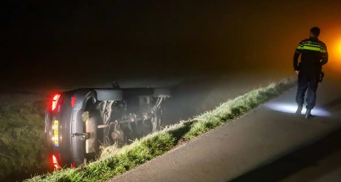 Auto belandt in sloot na mistig ongeluk - Foto 2