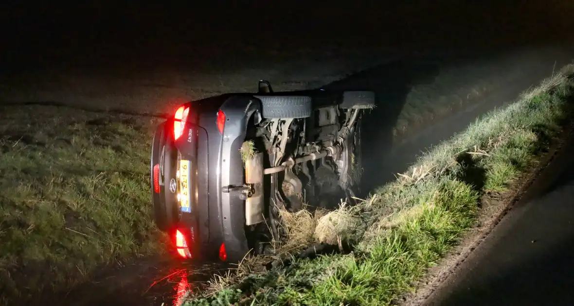 Auto belandt in sloot na mistig ongeluk - Foto 3