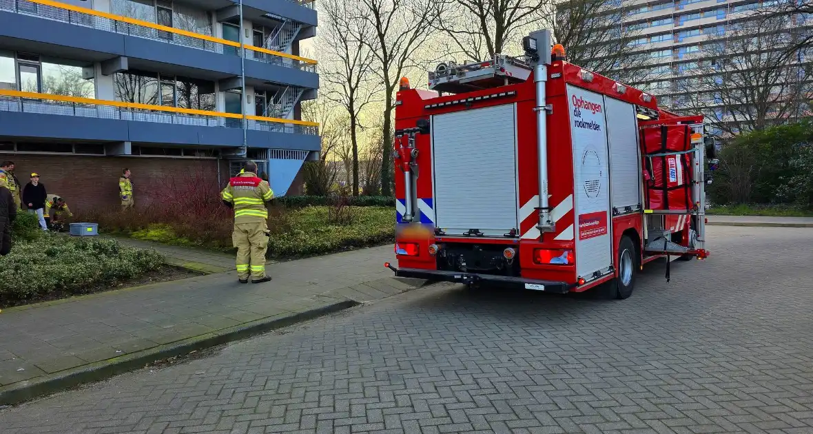 Brandweer bevrijdt Kind welke vast zit met hoofd zit in draaihek