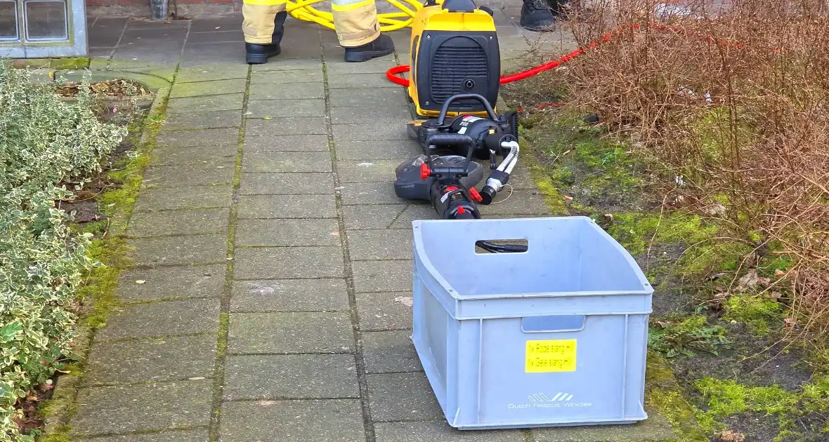Brandweer bevrijdt Kind welke vast zit met hoofd zit in draaihek - Foto 3
