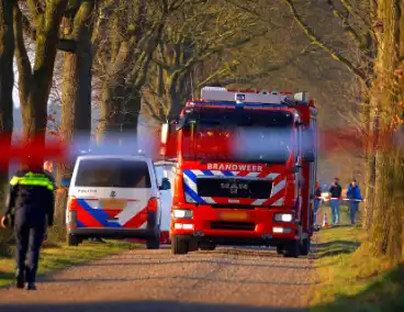 55-jarige bestuurder omgekomen na botsing tegen boom