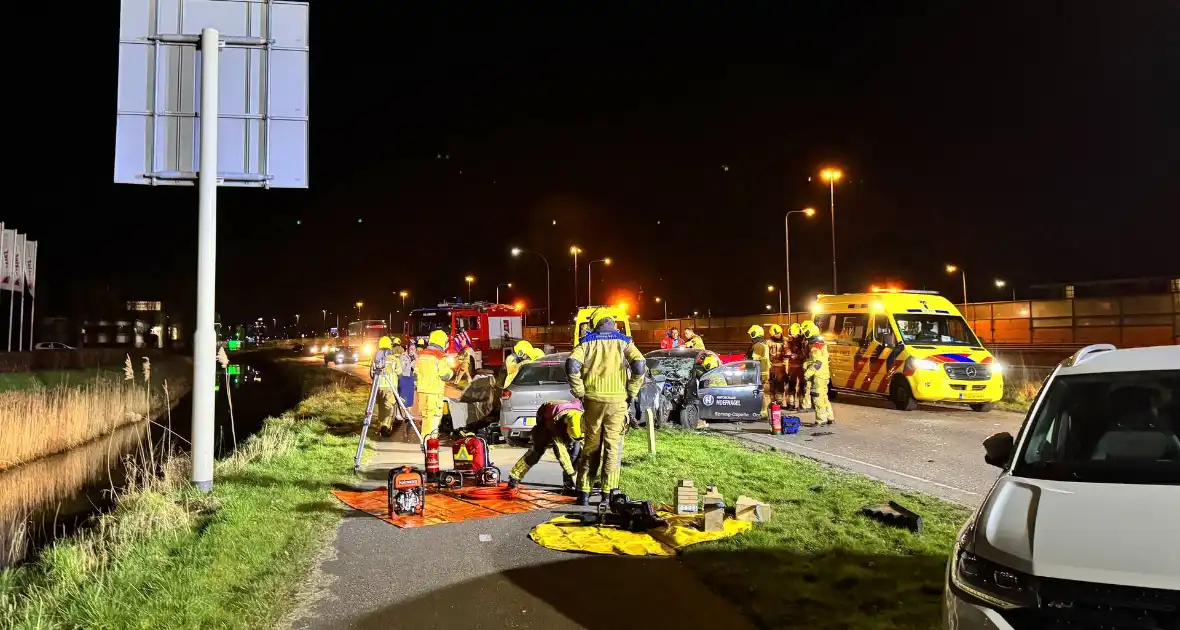 Dode en zwaargewonden bij frontale aanrijding - Foto 1