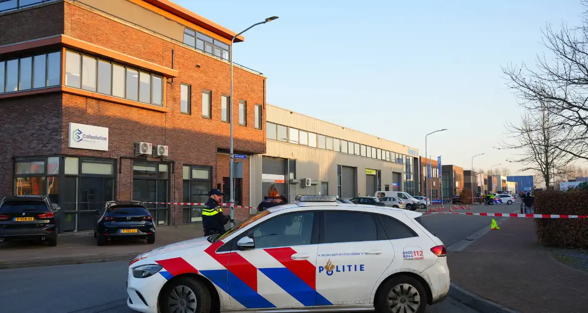 Bedrijfspand beschoten kogelgaten in ruit aangetroffen