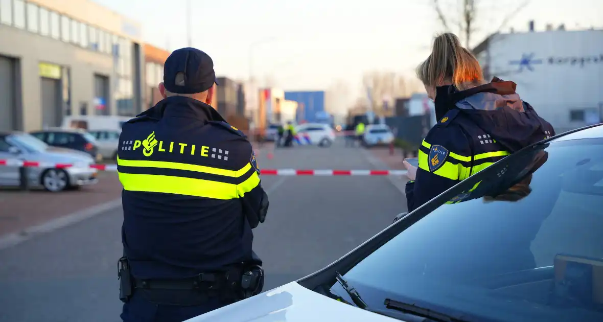 Bedrijfspand beschoten kogelgaten in ruit aangetroffen - Foto 1