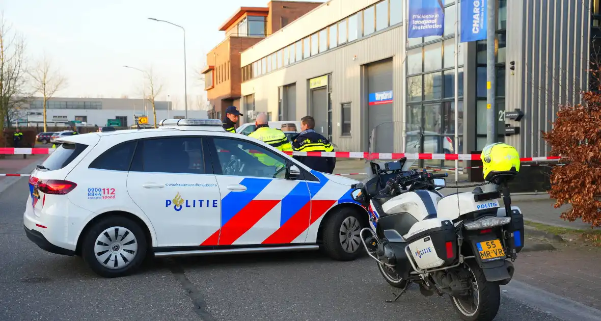 Bedrijfspand beschoten kogelgaten in ruit aangetroffen - Foto 2