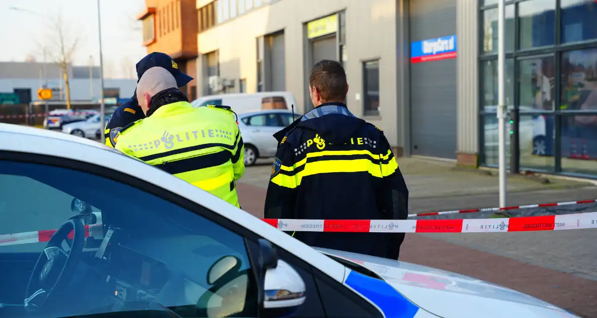 Bedrijfspand beschoten kogelgaten in ruit aangetroffen - Foto 3