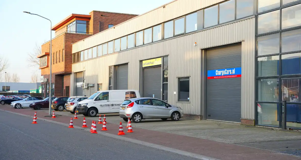 Bedrijfspand beschoten kogelgaten in ruit aangetroffen - Foto 4