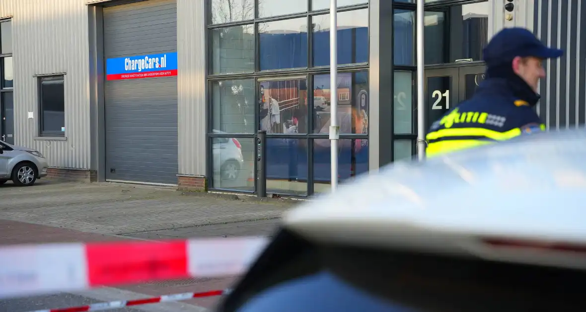 Bedrijfspand beschoten kogelgaten in ruit aangetroffen - Foto 5