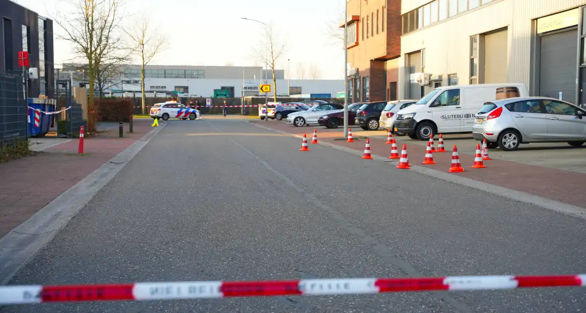 Bedrijfspand beschoten kogelgaten in ruit aangetroffen - Foto 6