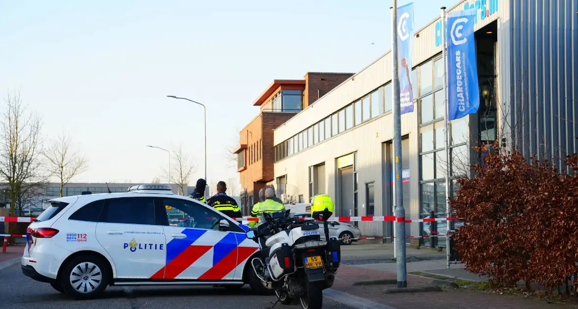 Bedrijfspand beschoten kogelgaten in ruit aangetroffen - Foto 7