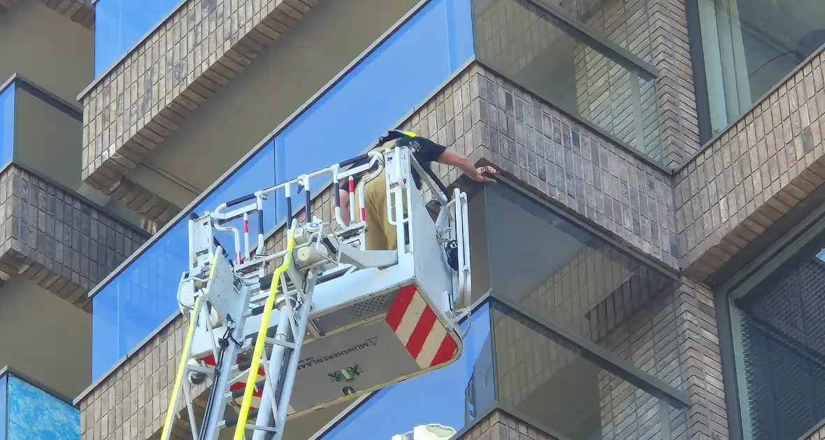 Brandweer ingezet voor persoon op balkon - Foto 6
