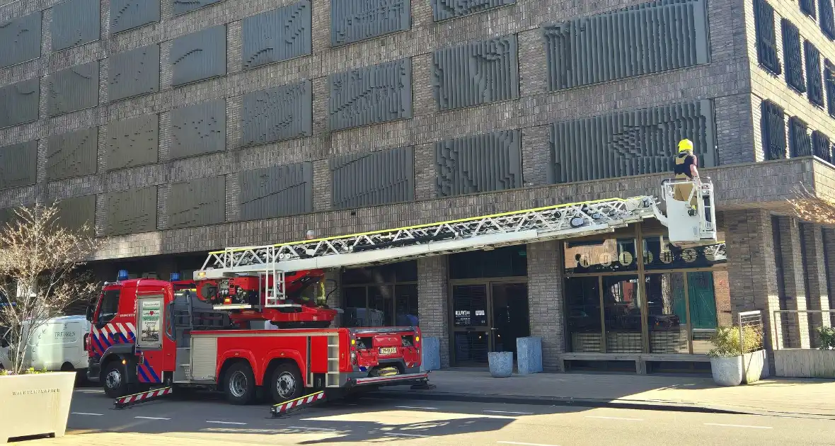 Brandweer ingezet voor persoon op balkon - Foto 8