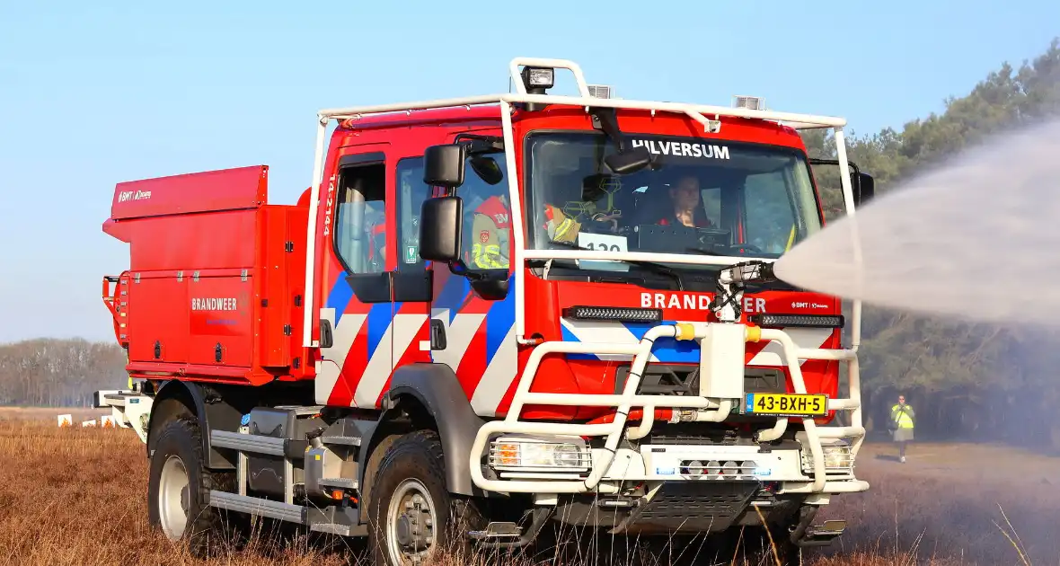 Brandweer oefent grote natuurbrand - Foto 1
