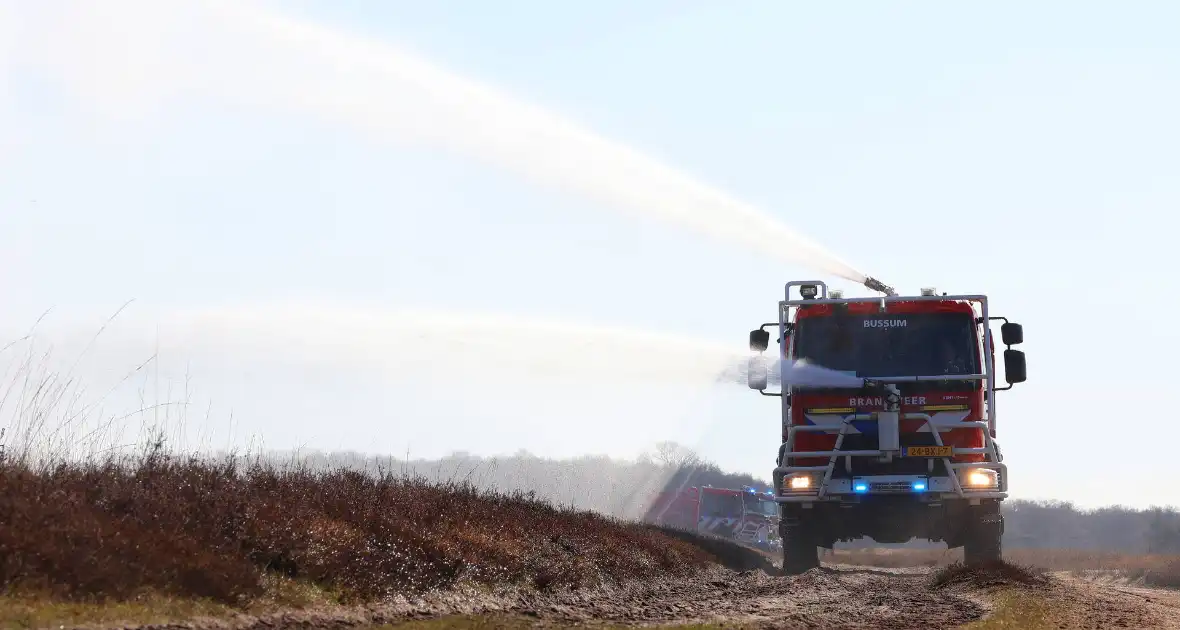 Brandweer oefent grote natuurbrand - Foto 16