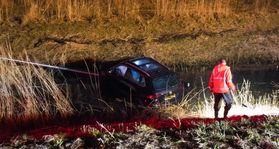 Auto eindigt in sloot na eenzijdig ongeval