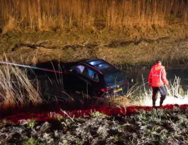 Auto eindigt in sloot na eenzijdig ongeval