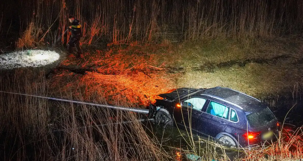 Auto eindigt in sloot na eenzijdig ongeval - Foto 1