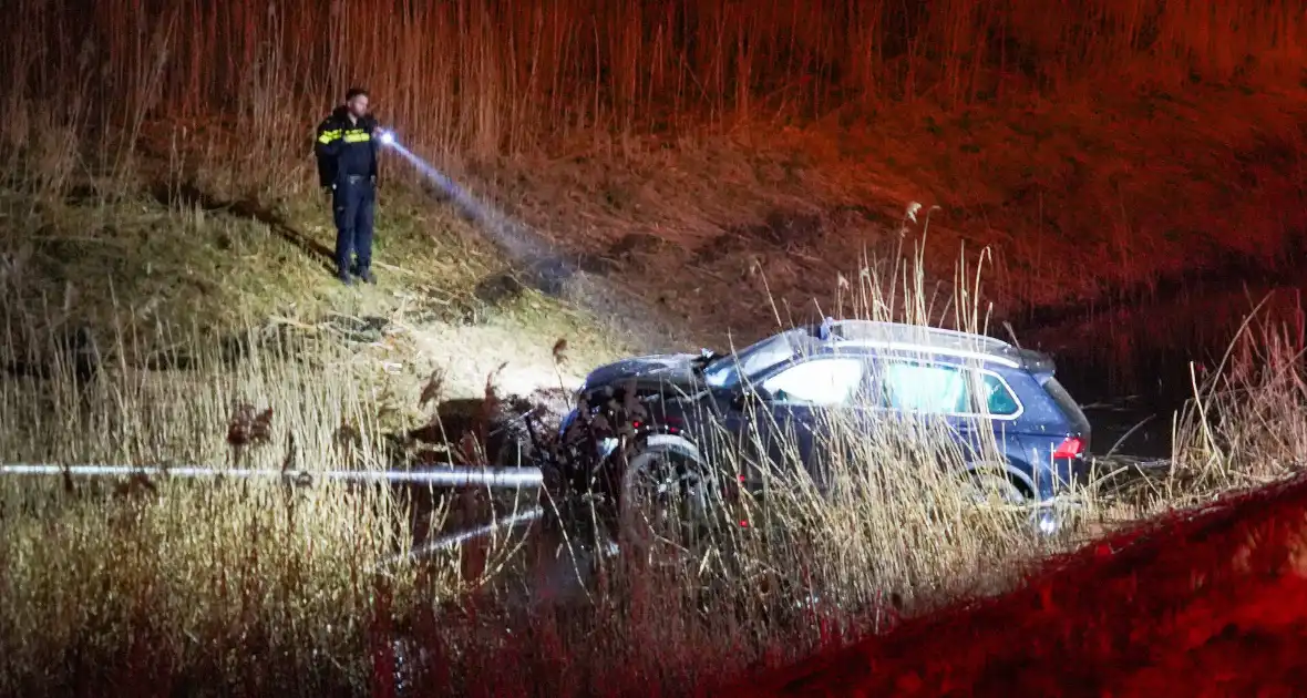 Auto eindigt in sloot na eenzijdig ongeval - Foto 2