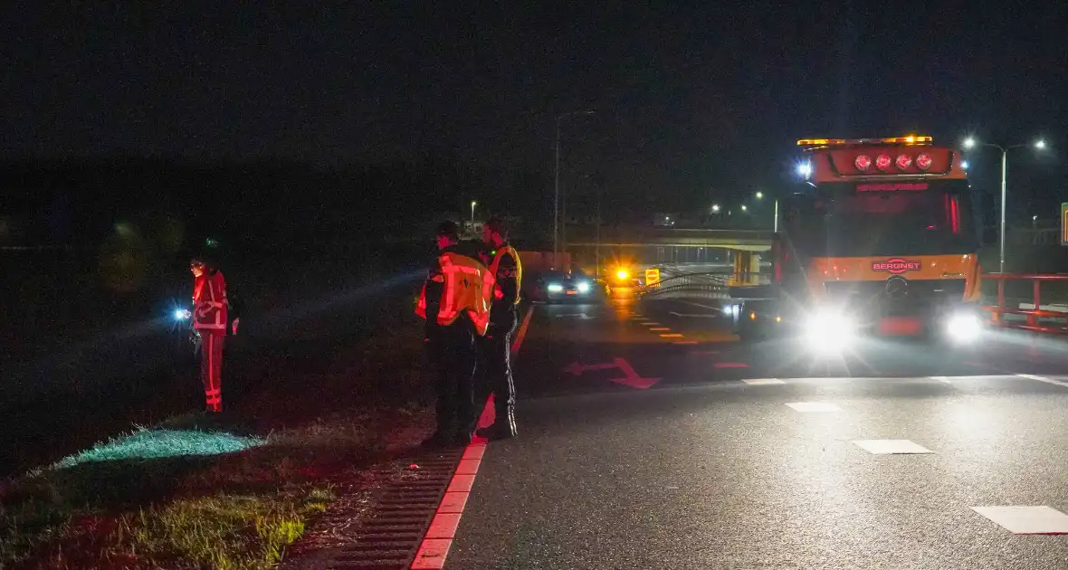 Auto eindigt in sloot na eenzijdig ongeval - Foto 3