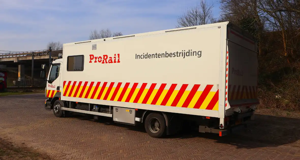 Defecte trein zorgt voor verkeersstremming - Foto 7