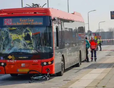 Fietser onder stadsbus traumateam ingezet