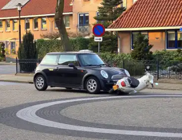 Scooterrijdster gewond bij aanrijding met automobilist