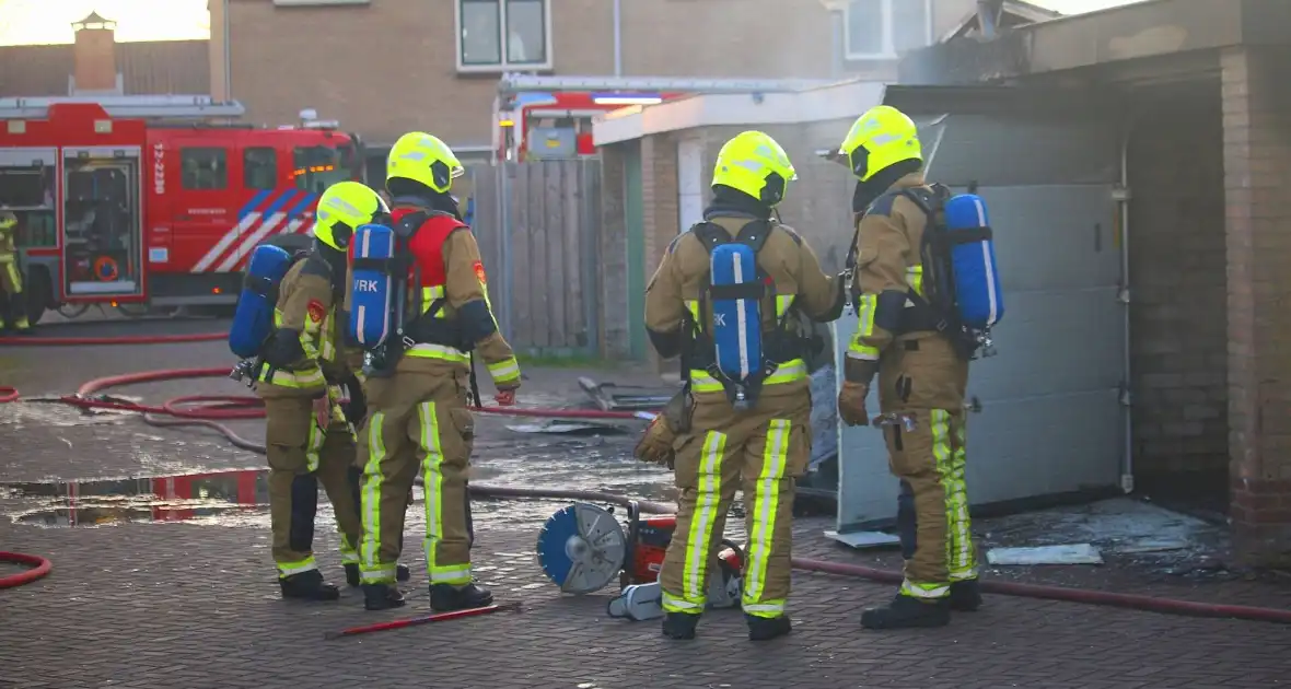 Brand in garagebox achter woning