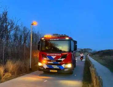 Grote brandweerinzet voor brandende kerstbomen in duingebied