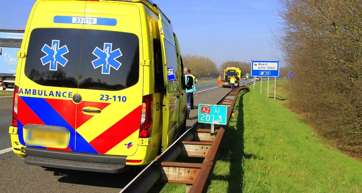Auto botst tegen vangrail