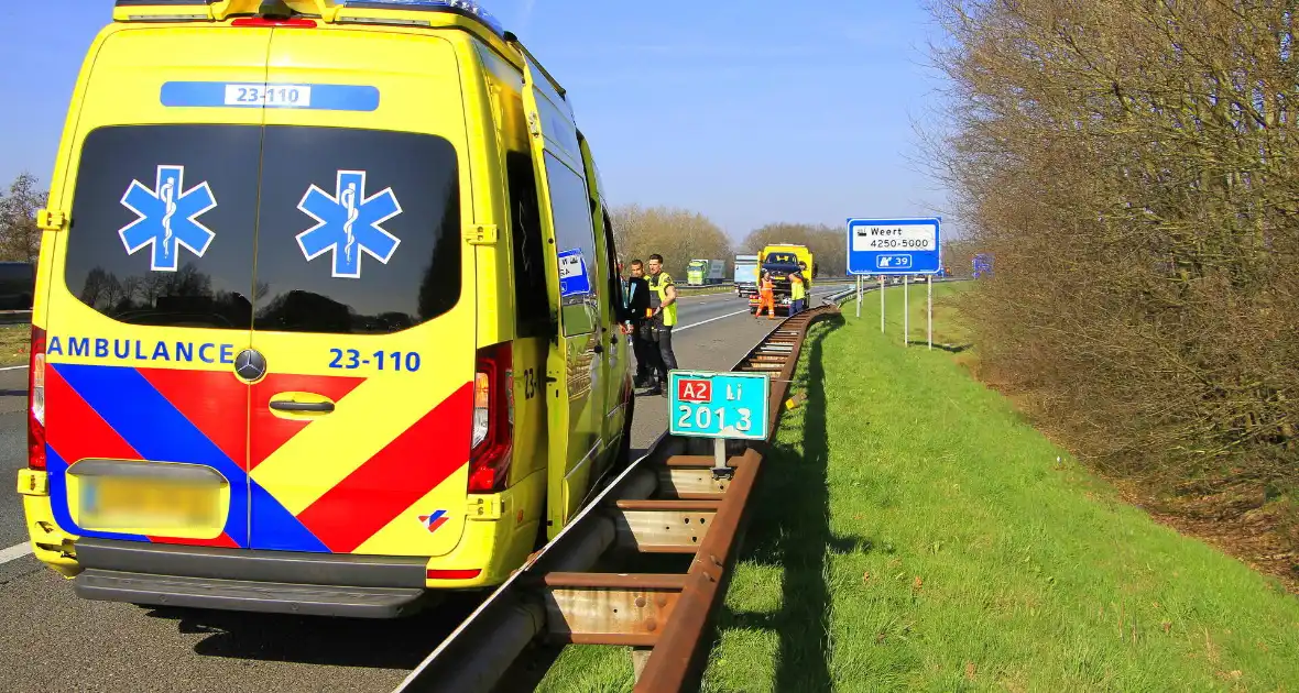 Auto botst tegen vangrail - Foto 1