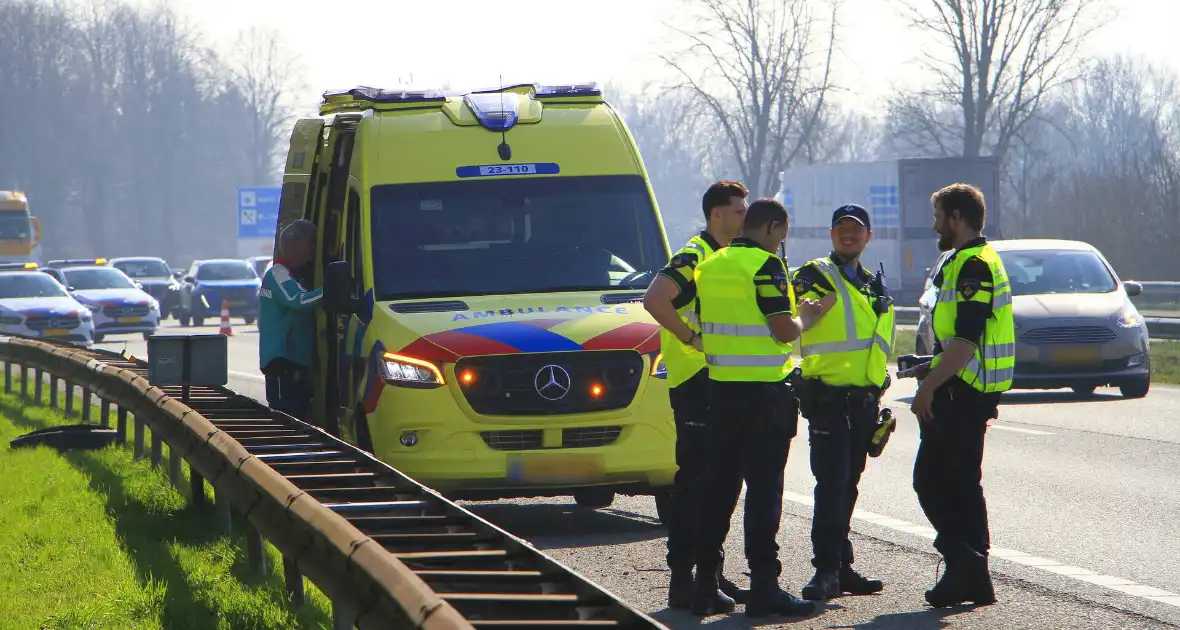 Auto botst tegen vangrail - Foto 2
