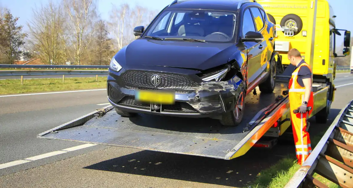 Auto botst tegen vangrail - Foto 3