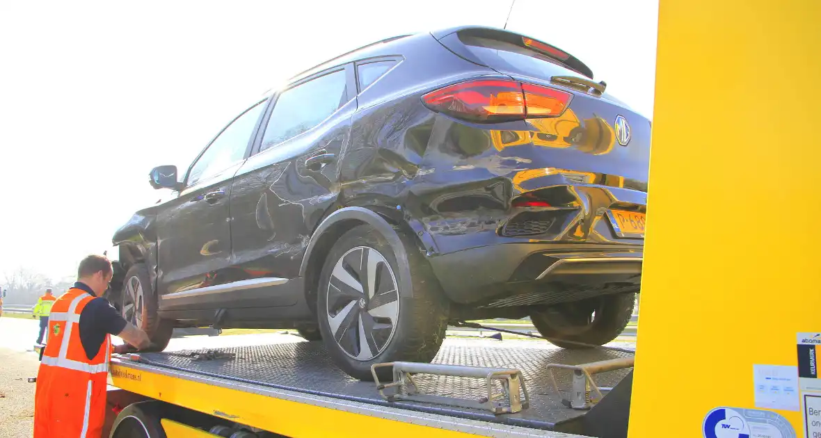 Auto botst tegen vangrail - Foto 4