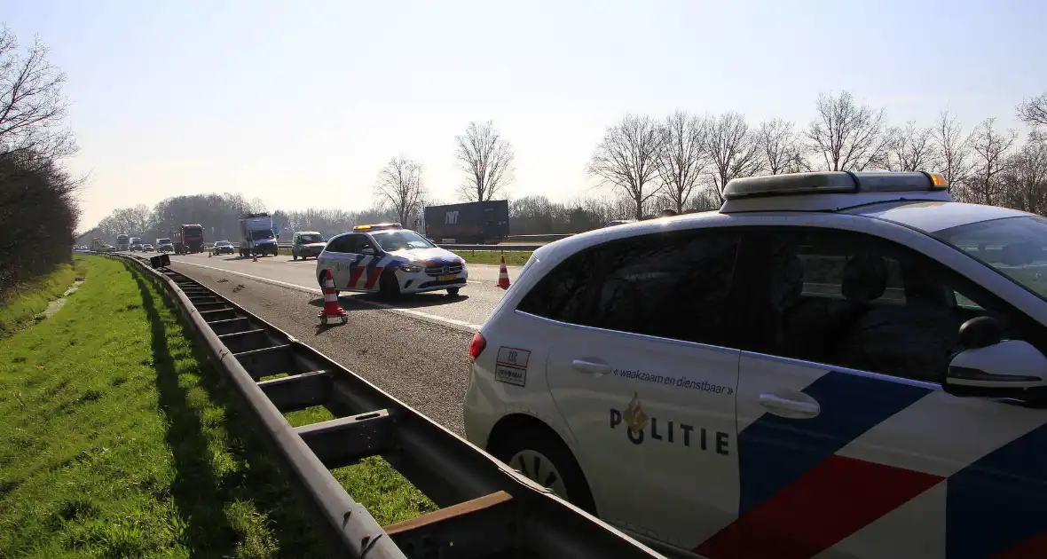 Auto botst tegen vangrail - Foto 5