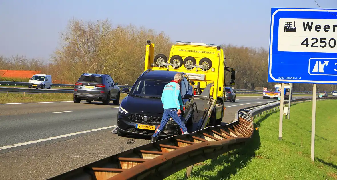 Auto botst tegen vangrail - Foto 6