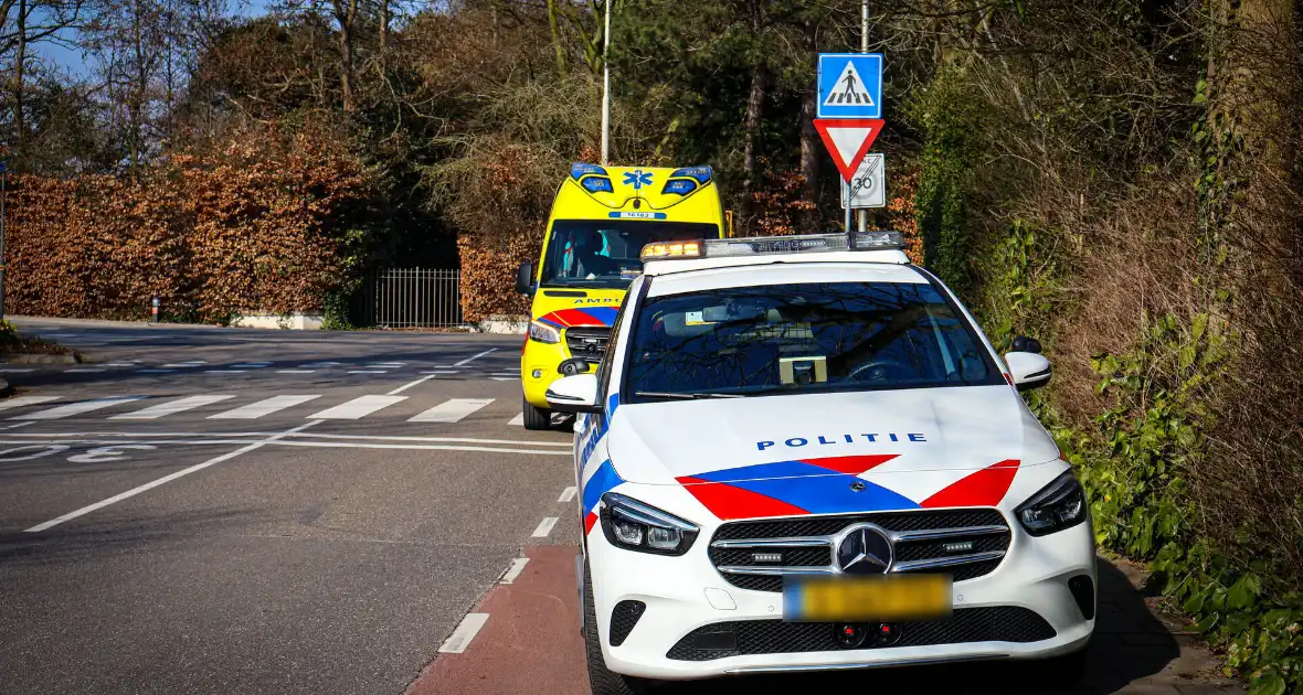 Auto en fietser in botsing