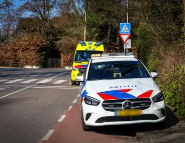 Auto en fietser in botsing