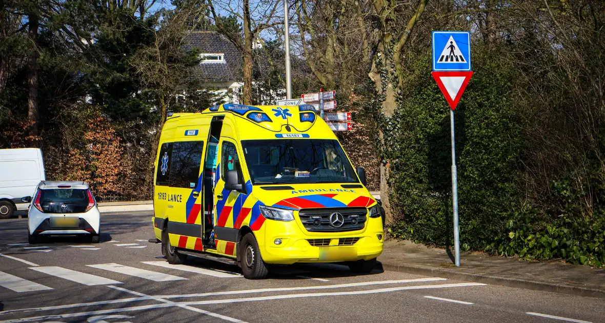 Auto en fietser in botsing - Foto 1
