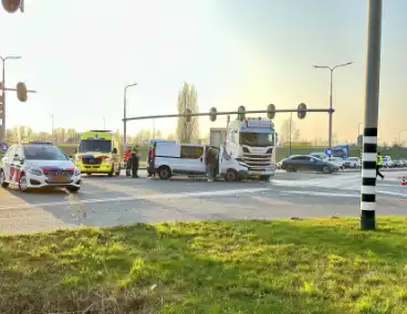 Botsing tussen bestelbus en vrachtwagen