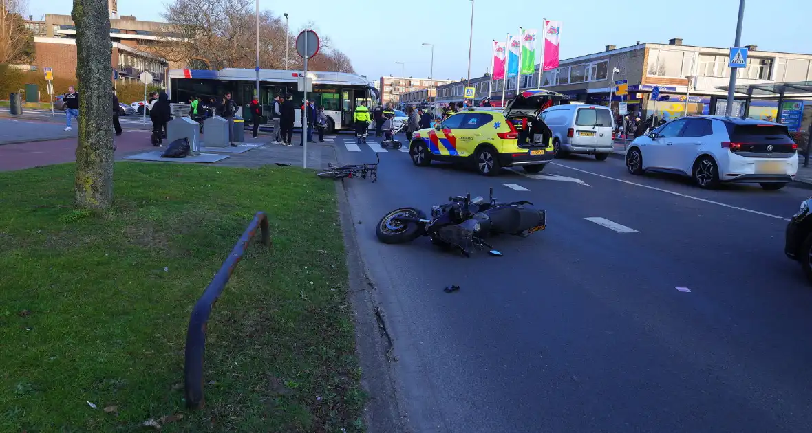 Fietser en motor betrokken bij ongeval - Foto 2