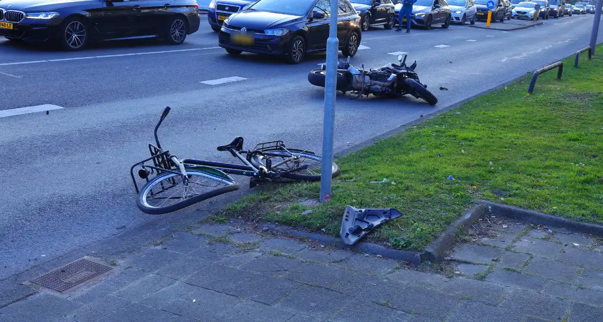 Fietser en motor betrokken bij ongeval - Foto 3
