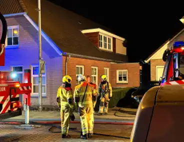 Veek rook bij flinke brand in woning