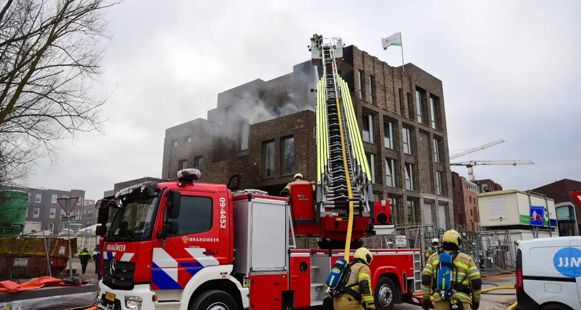 Flinke rookontwikkeling bij brand op dakterras