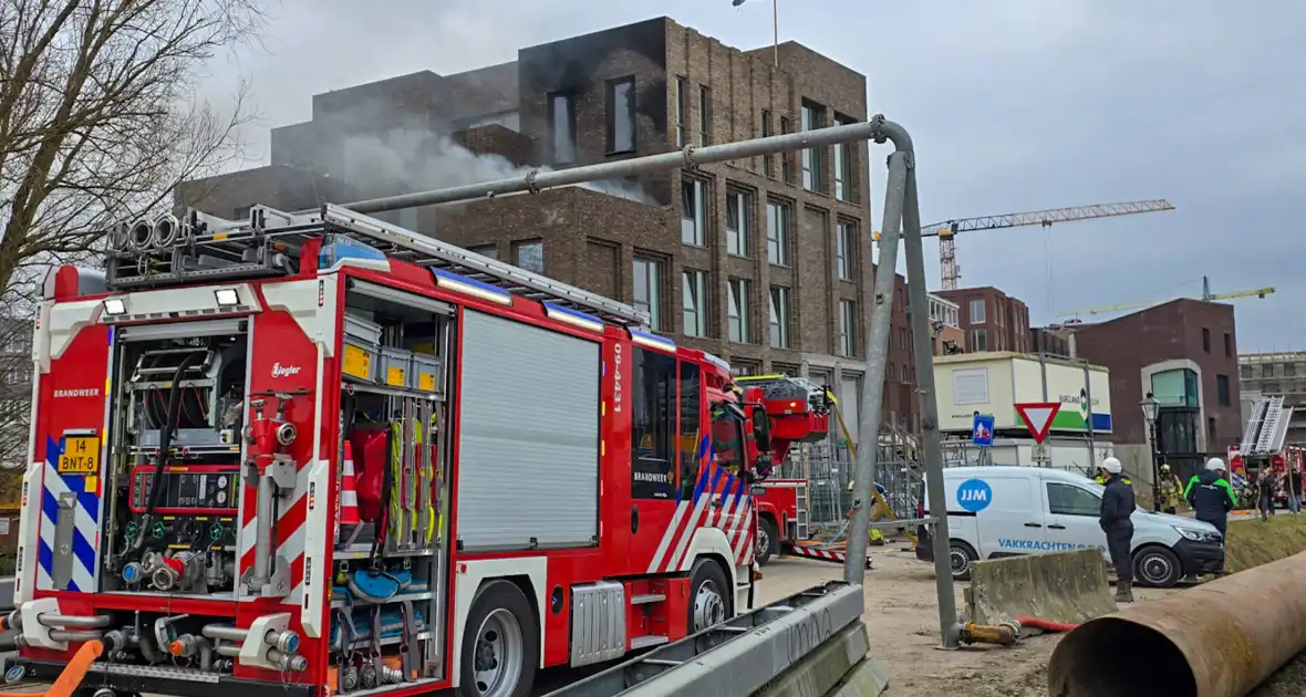 Flinke rookontwikkeling bij brand op dakterras - Foto 1