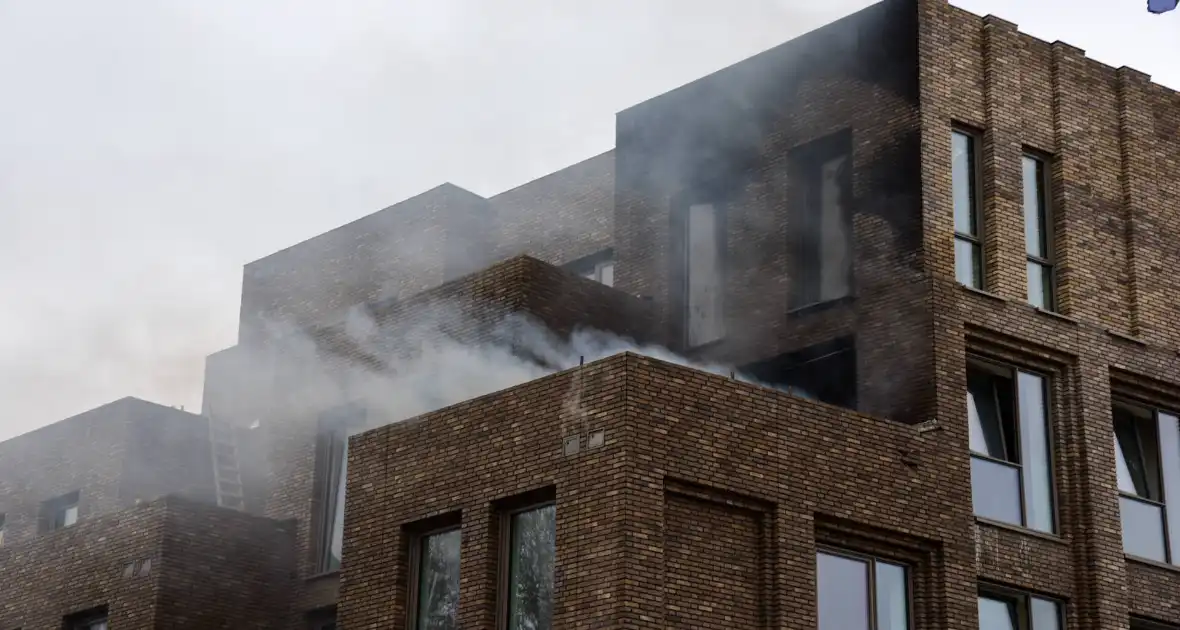 Flinke rookontwikkeling bij brand op dakterras - Foto 3