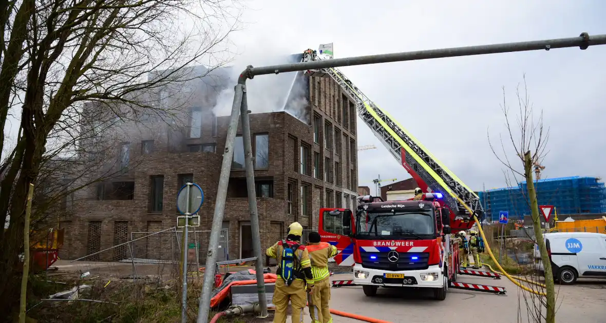Flinke rookontwikkeling bij brand op dakterras - Foto 4