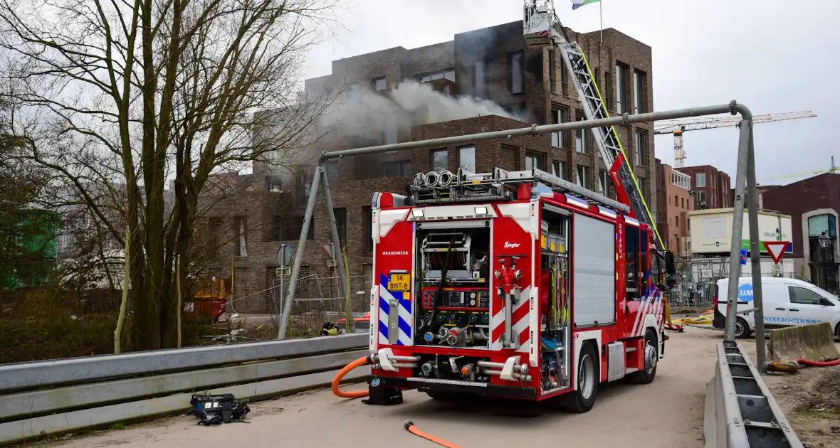 Flinke rookontwikkeling bij brand op dakterras - Foto 5