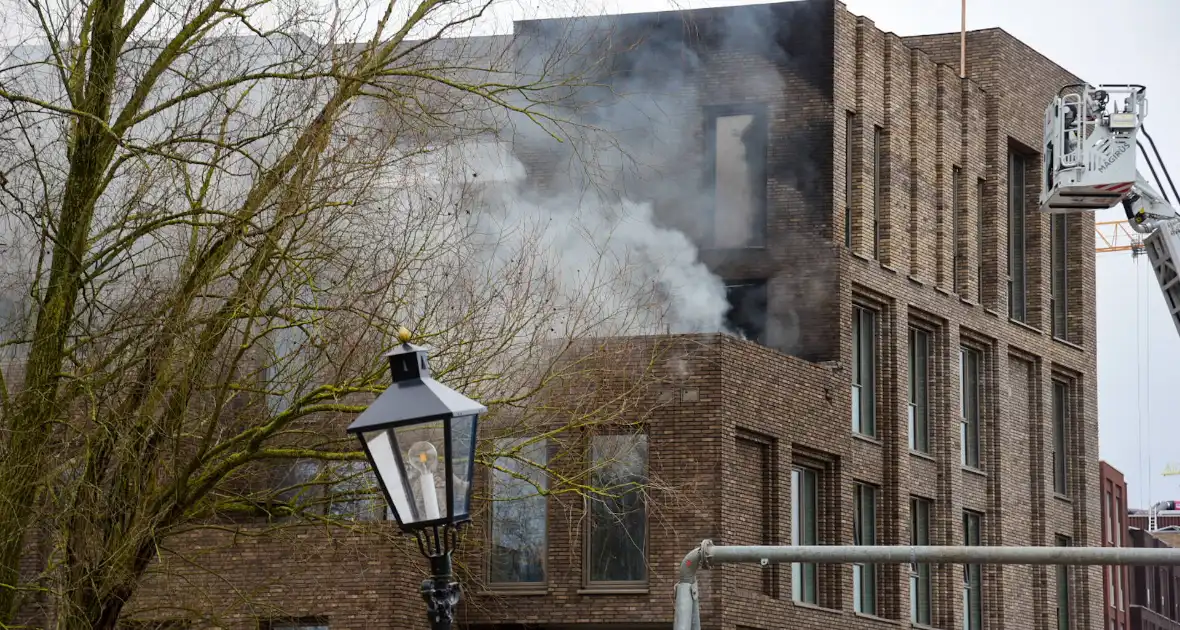 Flinke rookontwikkeling bij brand op dakterras - Foto 6