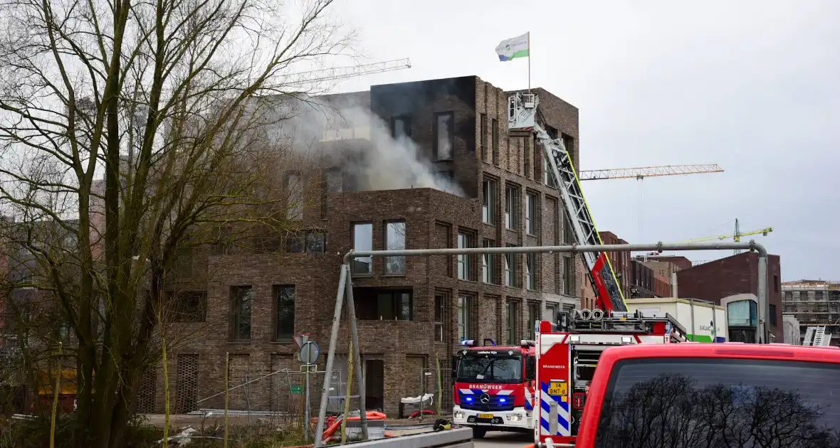 Flinke rookontwikkeling bij brand op dakterras - Foto 7