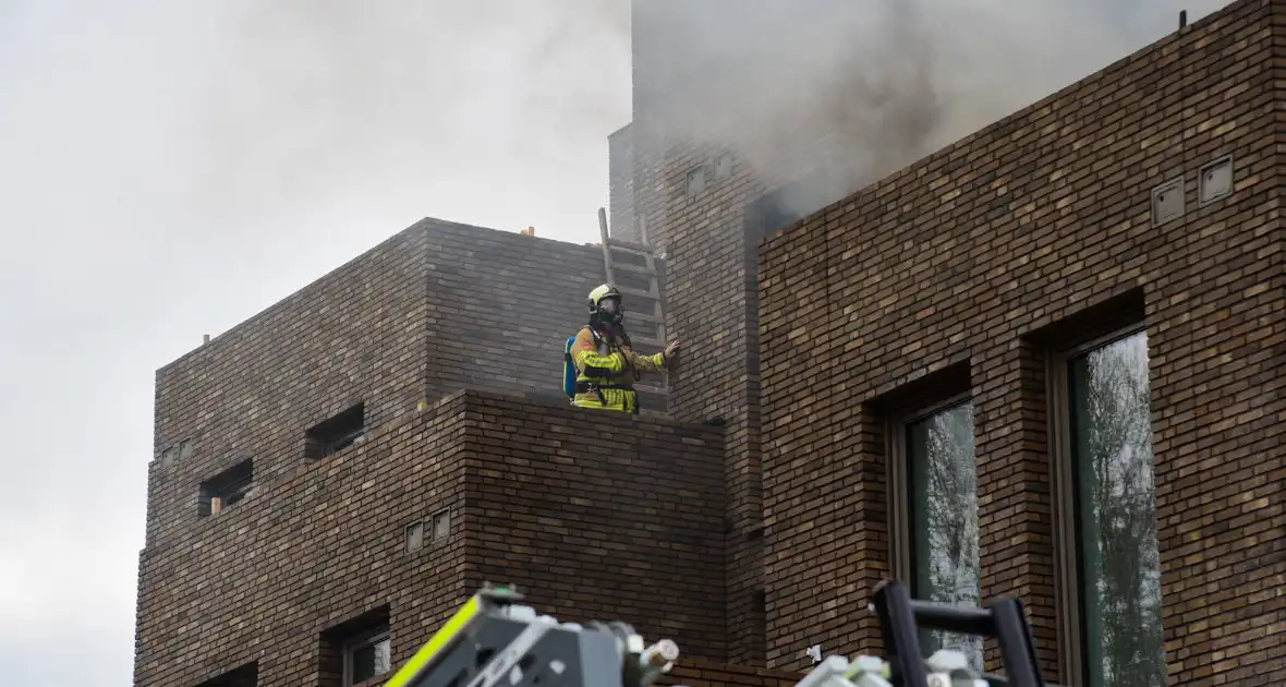 Flinke rookontwikkeling bij brand op dakterras - Foto 8